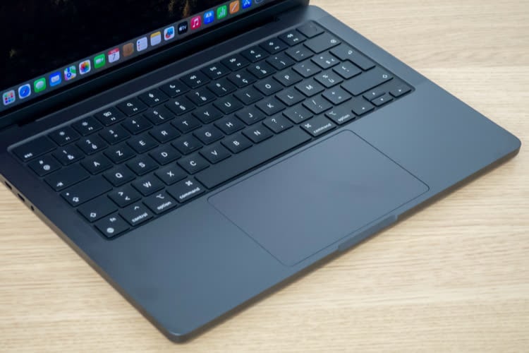 Aperçu du coloris noir sidéral des MacBook Pro M3 Pro/Max : une heureuse finition obscure