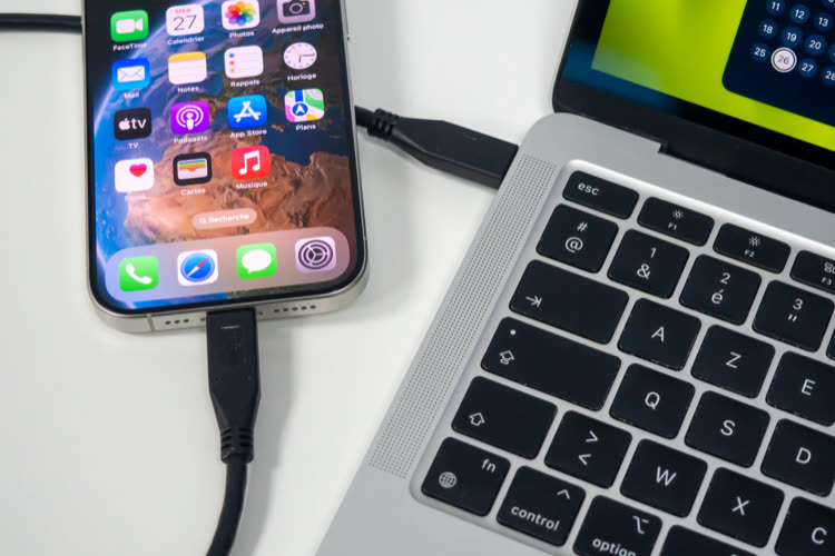 Apple confirme que l'iPhone passera bien à l'USB-C, mais peste contre les  obligations européennes - Les Numériques