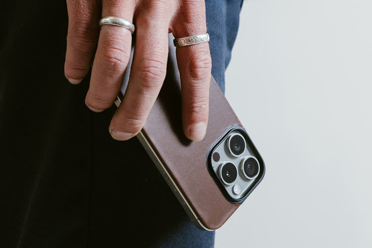 Magnetic Leather Back : Nomad se met au dos de l’iPhone