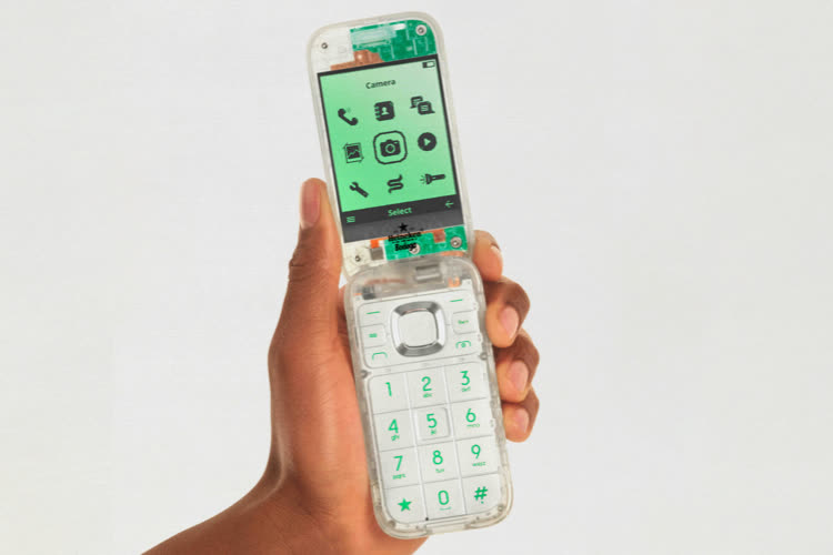 En partenariat avec Heineken (si), HMD a conçu un téléphone à clapet avec Snake