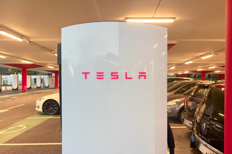 Elon Musk licencie l'équipe en charge des superchargeurs, pourtant l’un des plus gros succès de Tesla