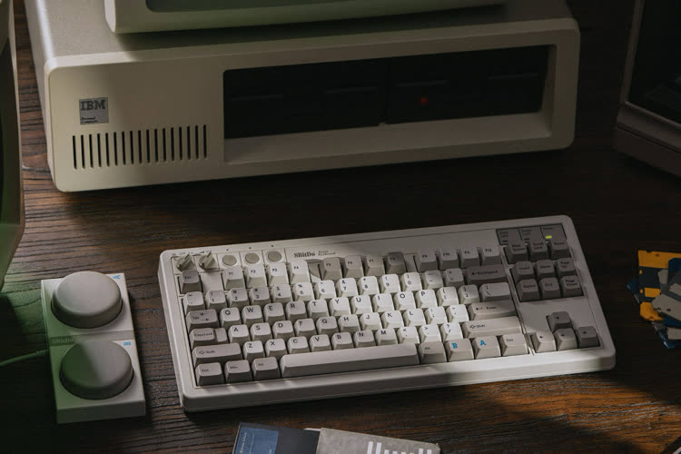 8BitDo lance un clavier mécanique aux couleurs du mythique Model M
