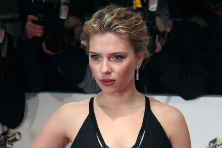 Scarlett Johansson se dit « choquée » par la voix de ChatGPT qui ressemble à la sienne dans Her