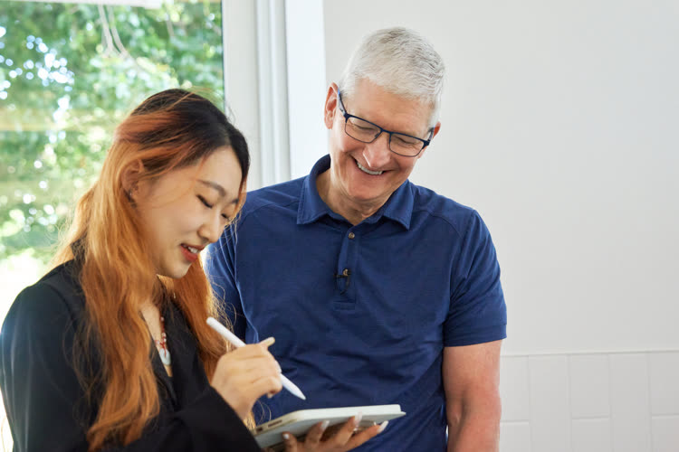 Tim Cook ne peut pas garantir à 100 % qu’Apple Intelligence ne fera pas de bourdes