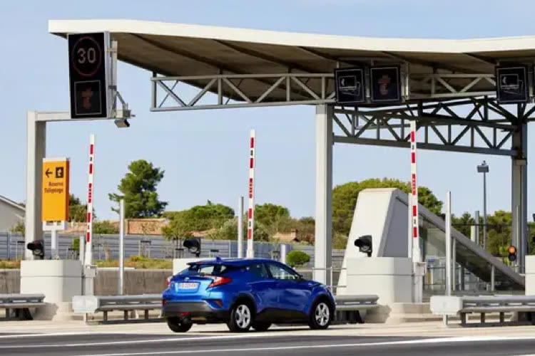 Payer par téléphone au volant est plus compliqué qu'il n'y paraît