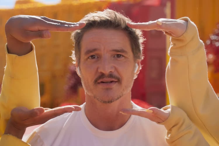 Spike Jonze de retour dans une pub Apple, pour les AirPods 4 avec Pedro Pascal