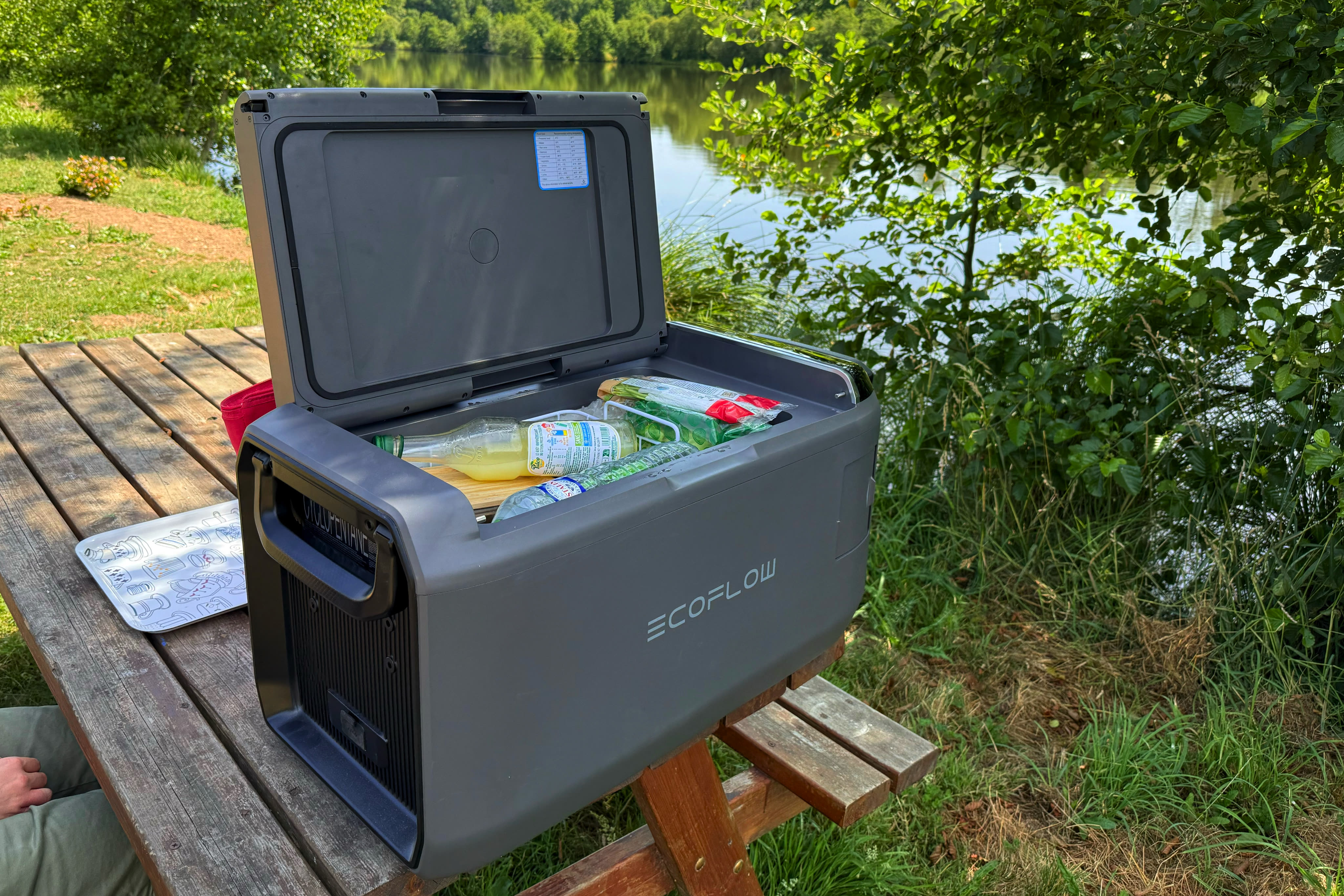 Vacances connectées une glacière avec batterie et WiFi pour garder — free download