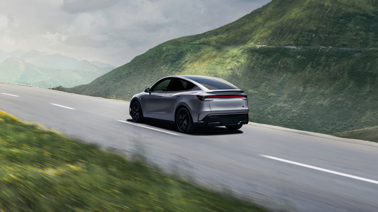 La Model Y Performance ne se distingue pas massivement des autres versions, même si on note à l’arrière la présence d’un aileron en carbone ainsi qu’un bouclier plus agressif. Image Tesla.