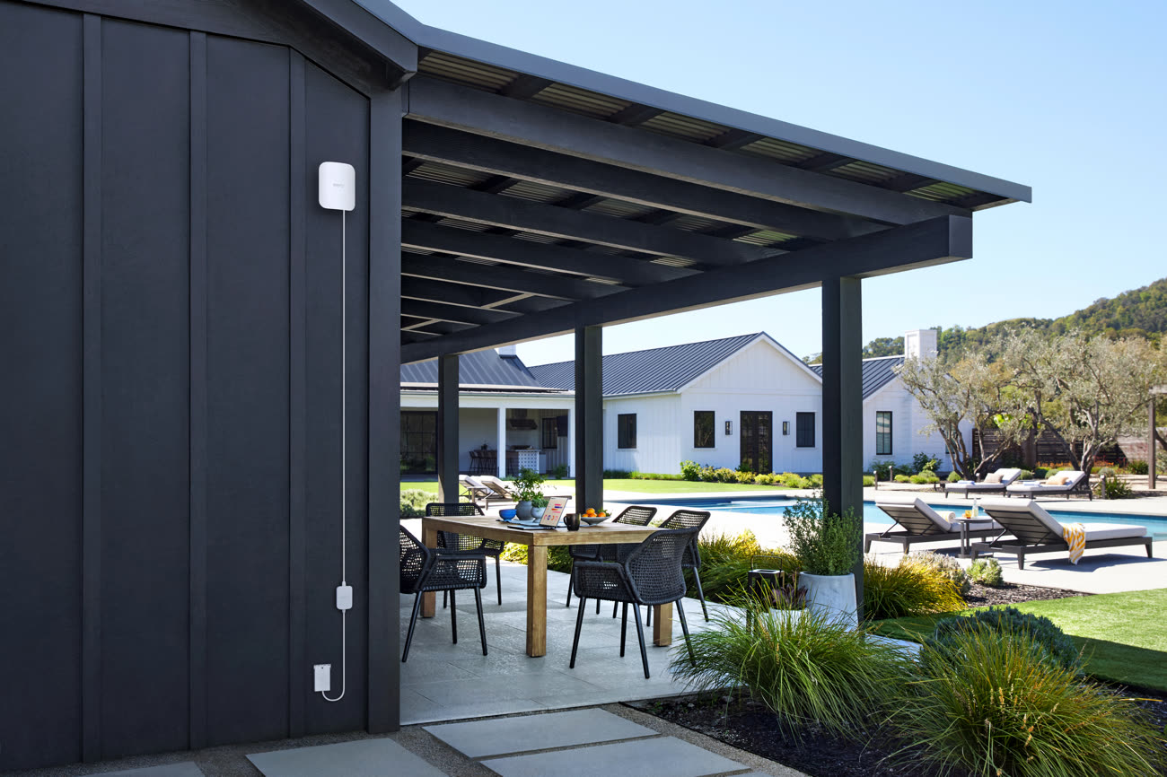 La borne eero Outdoor 7, ici associée à l’alimentation PoE également certifiée pour l’extérieur et fournie avec le produit. Image Amazon.