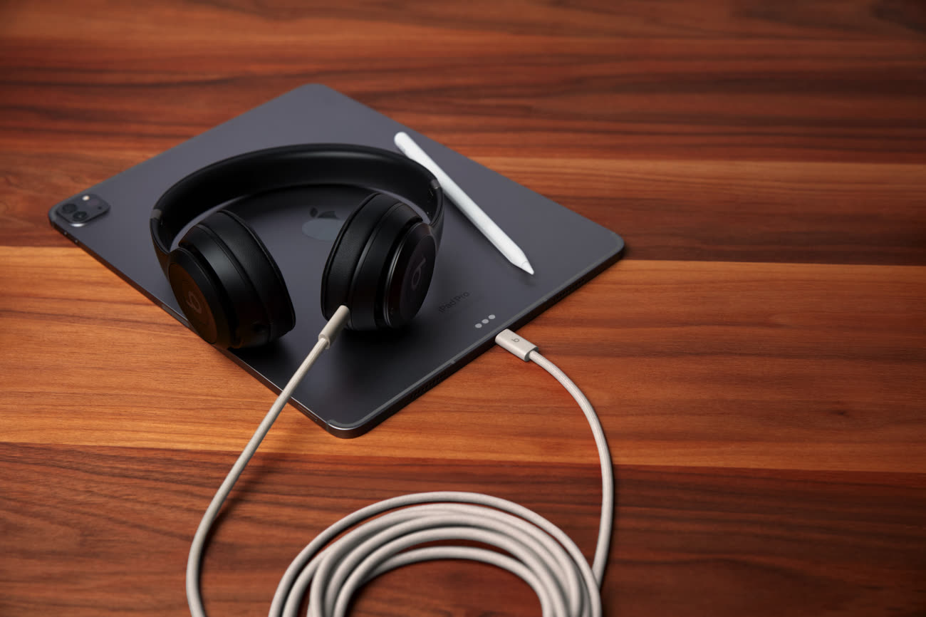 La version gris éclair, ici pour utiliser un casque de la marque en mode filaire depuis un iPad. Image Beats.
