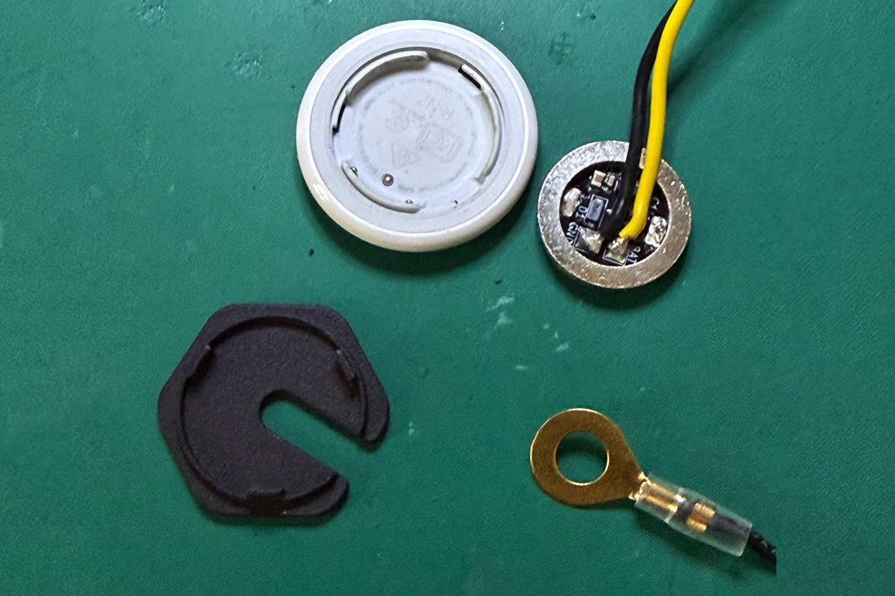 Le système imaginé par cet ingénieur consiste en une petite carte qui récupère l’alimentation de la voiture pour la rendre compatible avec l’AirTag, ainsi qu’un couvercle qui se referme solidement. Image @NorioDelux@x.