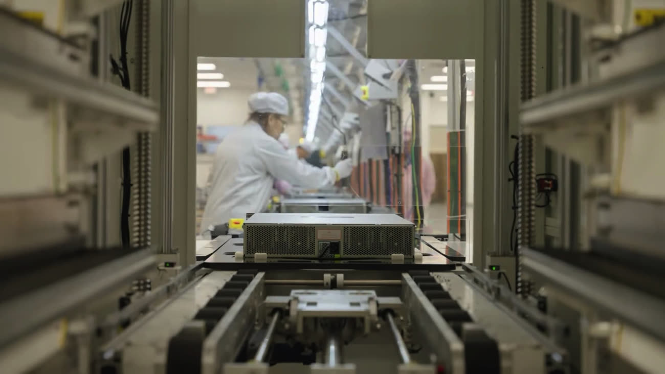 L’un des serveurs produits par Apple pour créer son cloud dédié à l’IA. Capture vidéo Wall Street Journal.