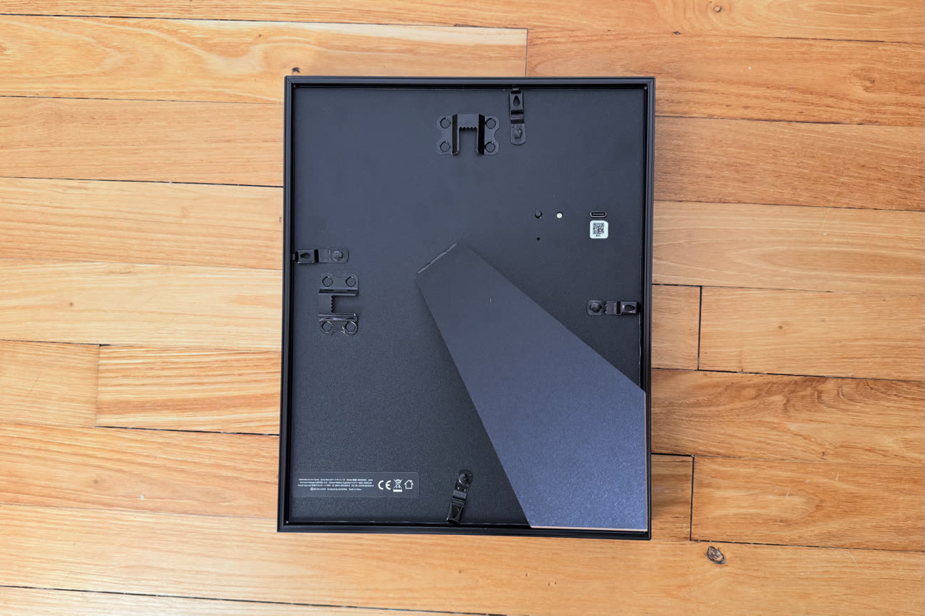 Le cadre vu de dos ressemble à n’importe quel cadre photo… si ce n’est la présence de la prise USB-C qui trahit la nature numérique. Image iGeneration.