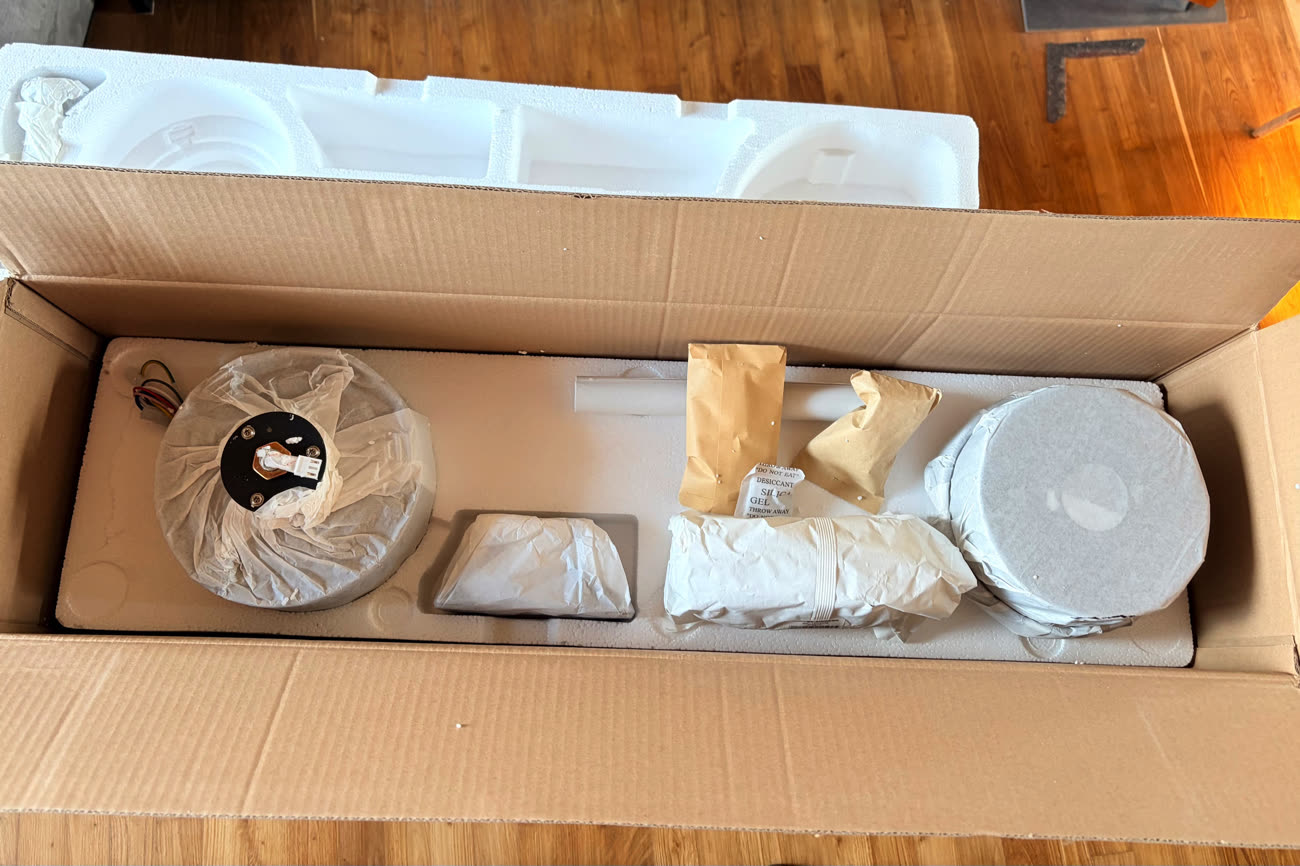 Le contenu est complet et impose un montage. Si le papier a commencé à remplacer le plastique, le polystyrène domine encore. Image iGeneration.