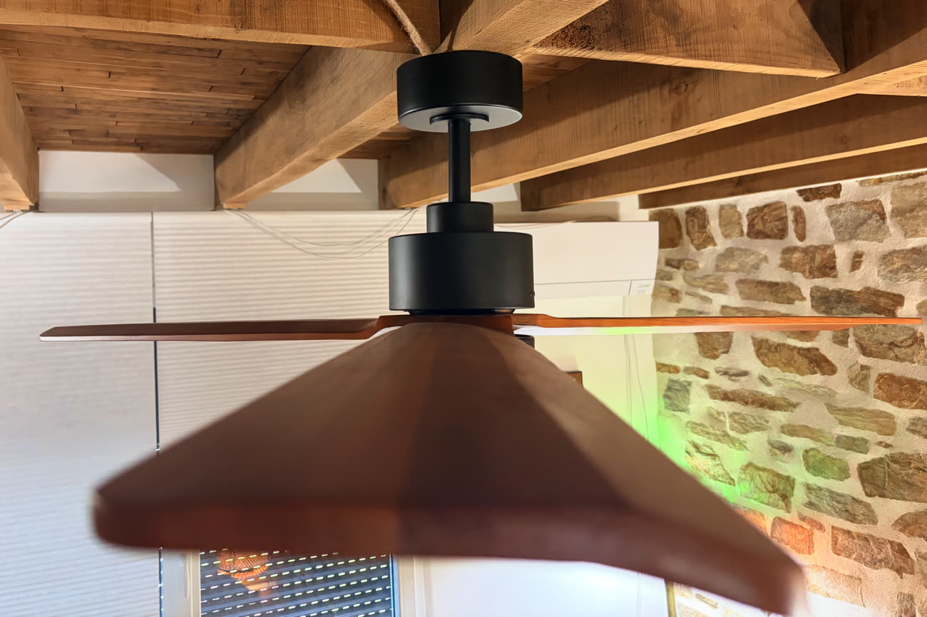 Le profil des pales sur notre ventilateur. On devine aussi à l’arrière-plan le système de fixation du moteur, avec le tube ajustable en hauteur. Une fois assemblé, l’ensemble est très propre. Image iGeneration.