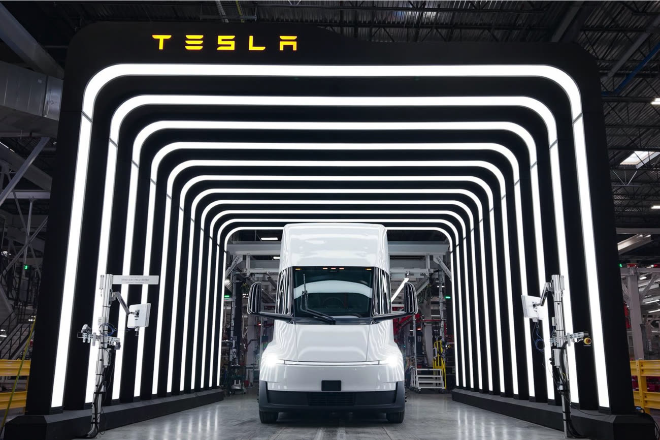 La production de série du Semi devrait elle aussi commencer en 2026. Image Tesla.