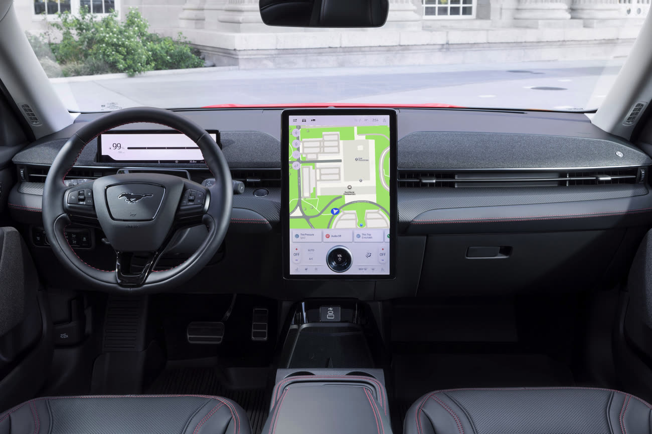 Une Mustang Mach-E (qui n’est pas sur la même plateforme) avec les cartes d’Apple à la place de celle de Google. Image MacGeneration, photo de base Ford.