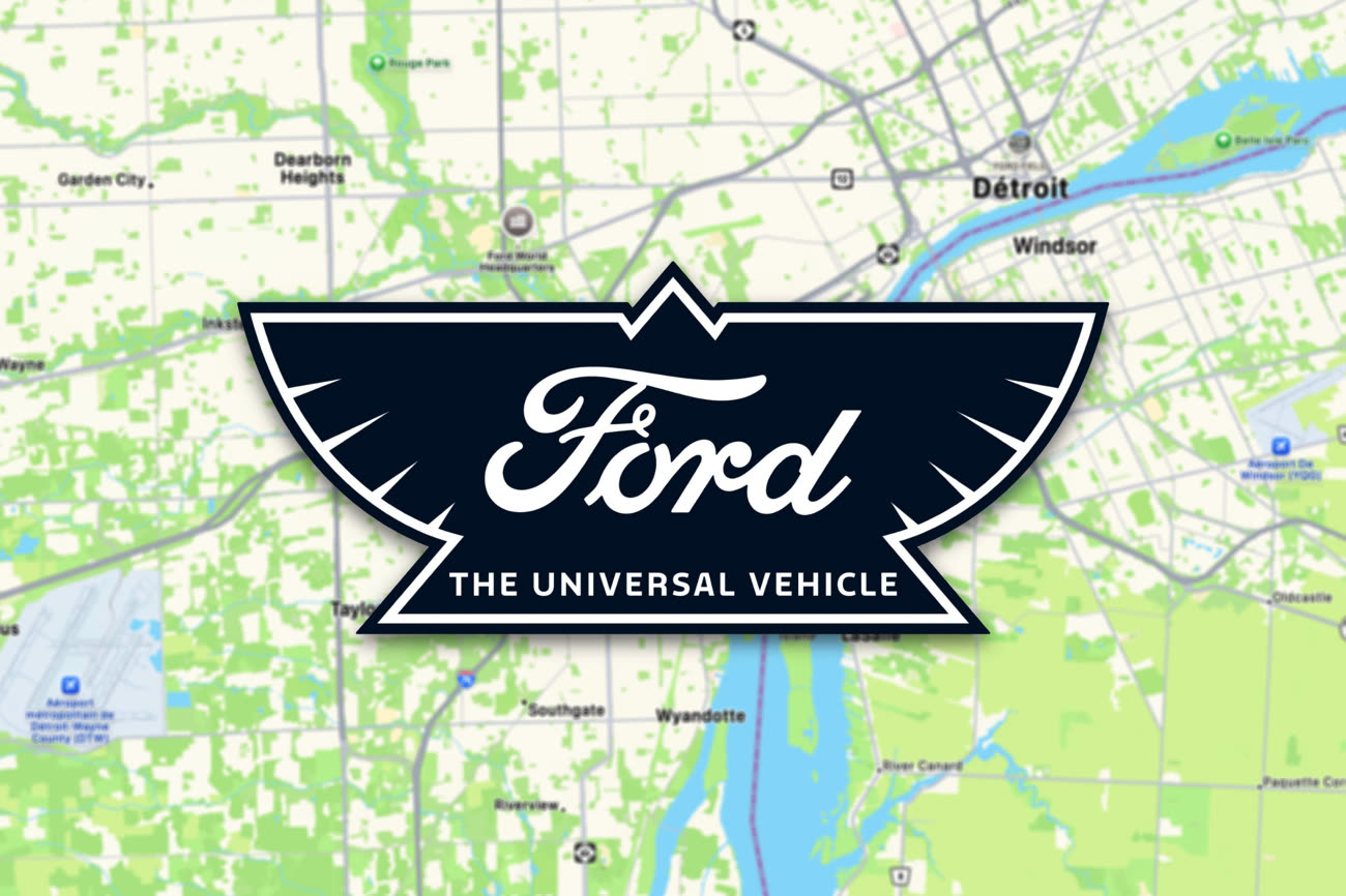 Le logo de l’initiative de Ford pour créer une toute nouvelle plateforme électrique sur le fond de carte de Detroit dans Plans. Image MacGeneration, logo Ford.