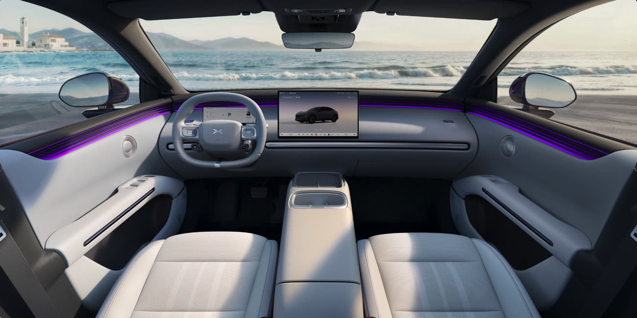 L’intérieur minimaliste de Tesla a toujours inspiré Xpeng, même si ce modèle d’entrée de gamme propose bien plus de fonctionnalités, notamment pour le conducteur qui dispose d’un écran derrière le volant et d’un affichage tête haute de série. Image Xpeng.