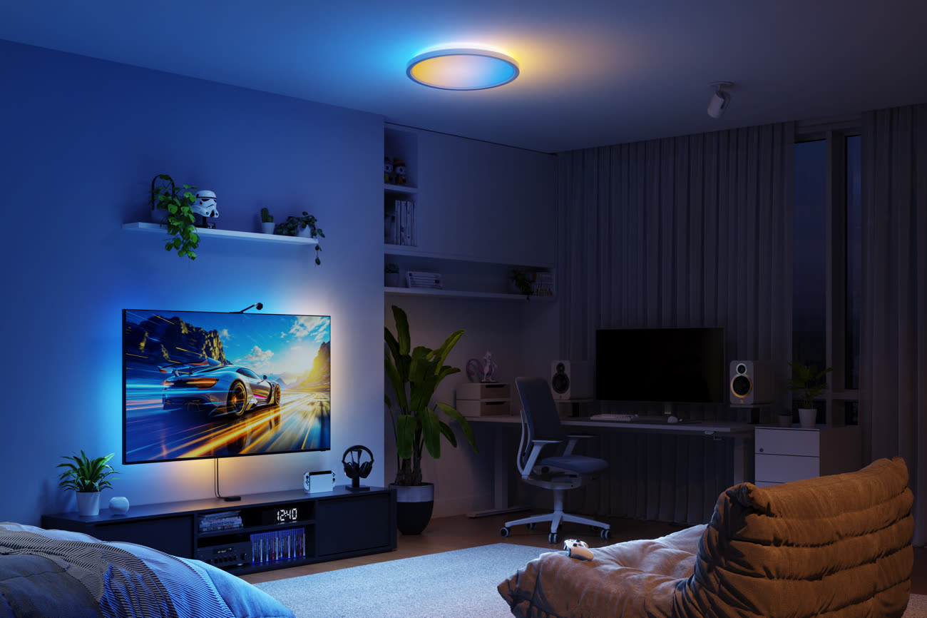 Le plafonnier Nanoleaf peut être synchronisé avec d’autres éclairages de la marque, comme ici le kit 4D Screen Mirror, concurrent de l’Ambilight de la marque. Image Nanoleaf.