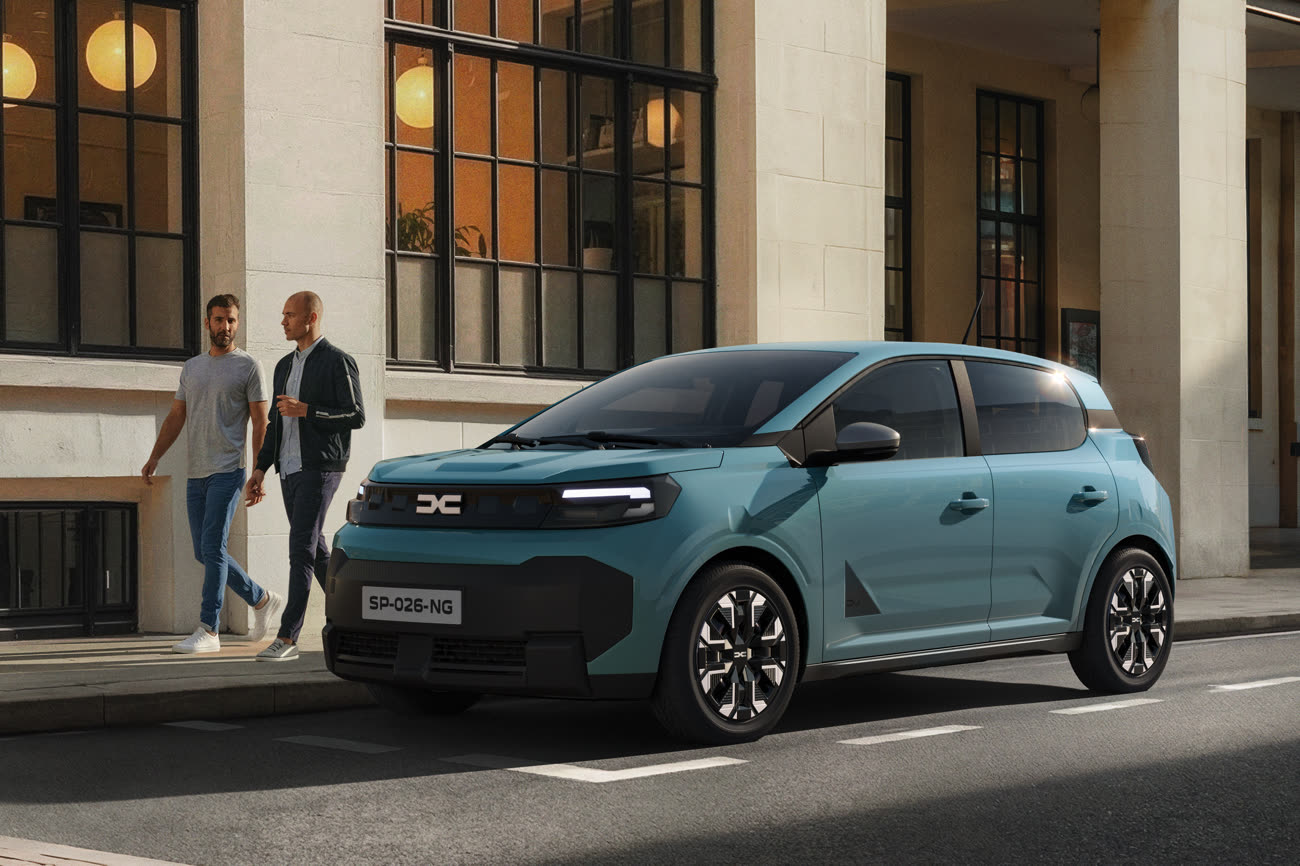 La nouvelle Spring n’a plus rien à voir avec l’ancienne, héritage de sa nouvelle base technique fournie par la Twingo. Elle est de ce fait nettement plus grande que l’ancienne (15 cm de plus en longueur et surtout 18 cm de plus en largeur), tout en restant dans la catégorie des citadines. Image Dacia.