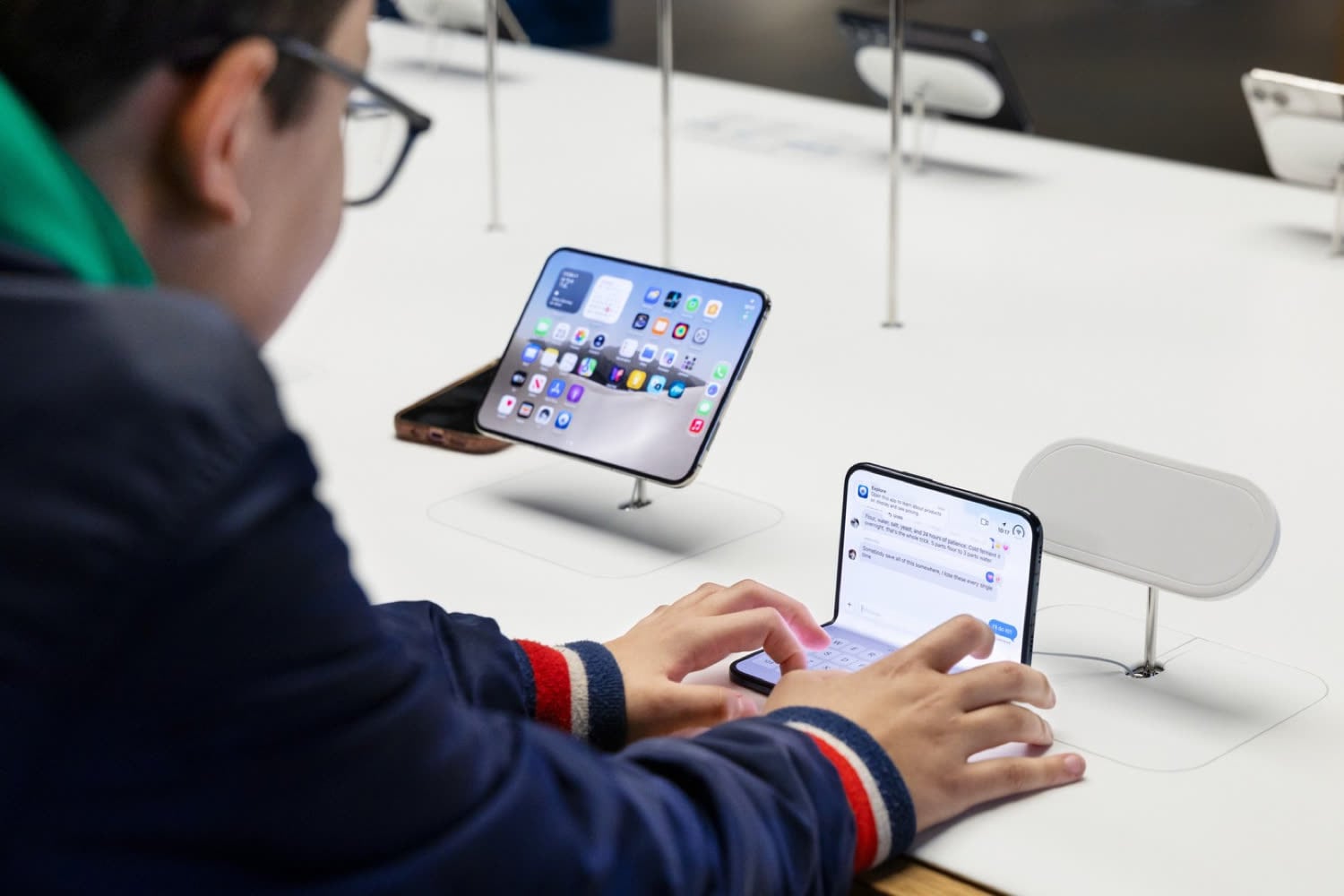 iPhone Duo : Apple aurait réservé 80 % des premiers stocks à ses ...