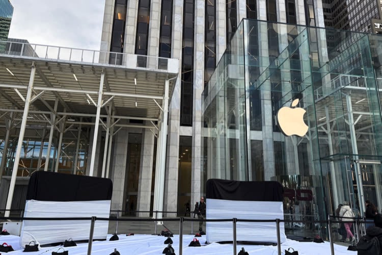 Des iPhone Duo géants se préparent devant l’Apple Store de la Fifth Avenue